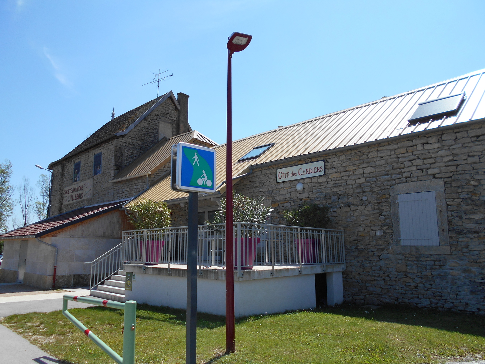 Camping Vallée Bleue Gite des Carriers - Montalieu-Vercieu - Hébergement en bord de Viarhona piste cyclable Vallée Bleue Piscine Fleuve Rhône